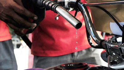 وفاقی حکومت کا یکم مئی سے پیٹرول کی قیمت نہ بڑھانے کا اعلان