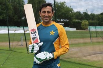 پاکستان کرکٹ ٹیم کے بیٹنگ کوچ یونس خان عہدے سے دستبردار