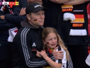 یورو کپ سیمی فائنل،جرمنی کی شکست پرآبدیدہ بچی کیلئے برطانوی عوام کا تحفہ