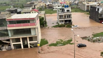 ملک میں تیز بارشیں، نظام زندگی درہم برہم ، راولپنڈی، اسلام آباد میں کئی علاقوں میں گاڑیاں بہہ گئیں