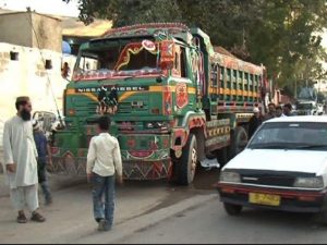 کراچی،چالان کیلئے روکنے پر ڈمپر نے پولیس افسر کو کچل دیا