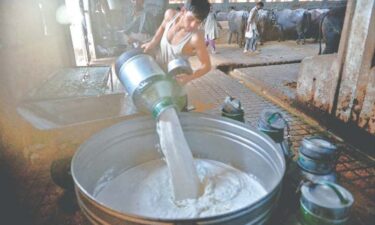 مہنگائی کے وار جاری، ملک میں دودھ کی قیمتیں بھی بے لگام ہوگئیں