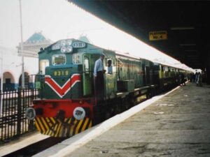 ریلوے کی 33 ٹرینیں اور 26 سیلونیں آؤٹ سورس کرنے کا فیصلہ