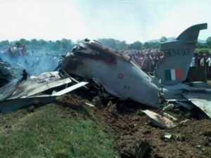 بھارتی فوج کا طیارہ کھیتوں میں گر کر تباہ