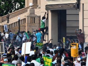 کمر توڑ مہنگائی؛ سری لنکا میں مظاہرین نے صدارتی دفتر پر دھاوا بول دیا