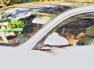 شاہ رخ خان کی اپنے بچوں کے ساتھ گاڑی ڈرائیوکرنے کی تصاویروائرل