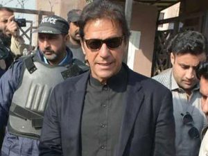 ممنوعہ فنڈنگ کیس: حکومت کا عمران خان کی نااہلی کے لئے قانونی کارروائی کا فیصلہ