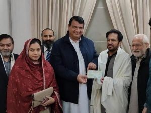 حکومت کی جانب سے اداکار فردوس جمال کو ایک کروڑ روپے کا امدادی چیک دیدیا گیا