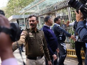 مودی کو آئینہ دکھانے پر بھارت میں بی بی سی کے دفاتر پر پھر پولیس کی چڑھائی