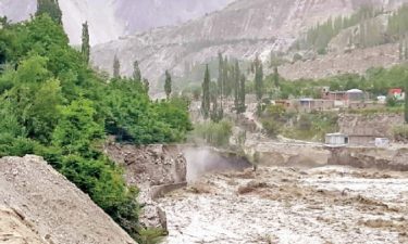 شاہراہ قراقرم 50میٹر تک سیلاب میں بہہ گئی