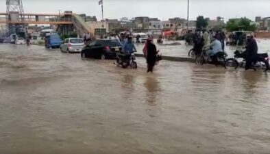 کراچی کی سڑکوں پر کھڑا پانی اتر گیا، آج مزید بارش کا امکان