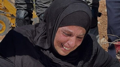 فلسطینی ماں کی اسرائیلی فوجی کو بیٹے کی قبر توڑنے سے روکنے کی ویڈیو وائرل