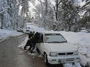 سانحہ مری کے دوران برف پھینک کر سڑکیں بلاک کرنے والے افراد کیخلاف مقدمہ درج