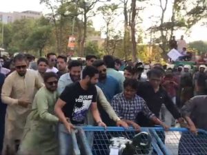 پی ٹی آئی کارکنوں کی لاہور میں اپوزیشن کے ہوٹل میں گھسنے کی کوشش