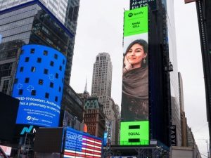پاکستانی گلوکارہ شائے گِل کی نیویارک ٹائمز اسکوائر پر دھوم
